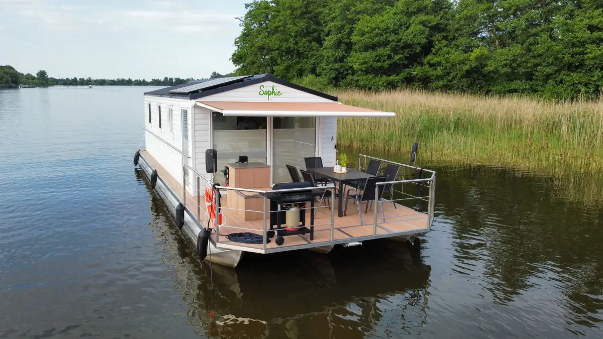 Hausboot mit Hund Mecklenburgische Seenplatte